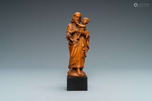 Une statue de Joseph à l'enfant en buis sculpté, Flandres, 1...