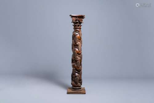 Une colonne torsadée sculptée à décor de pampres en noyer au...