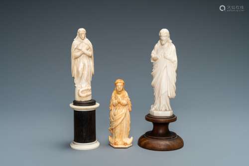 Deux statues de Vierges et une de Christ en ivoire et os, 19...