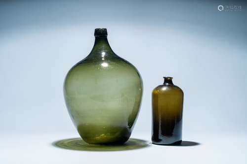 Deux grandes bouteilles en verre vert, 18ème