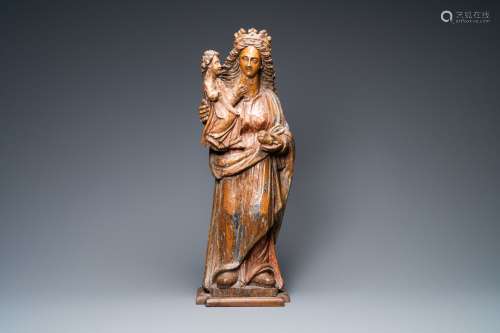 Une grande statue d'une Vierge à l'enfant en chêne sculpté, ...