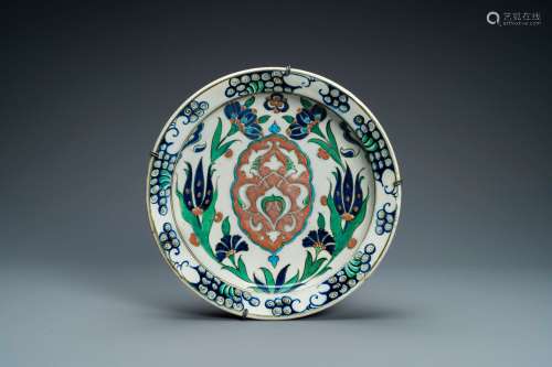 Un plat en céramique de style Iznik, Kutahya, Turquie, 19ème