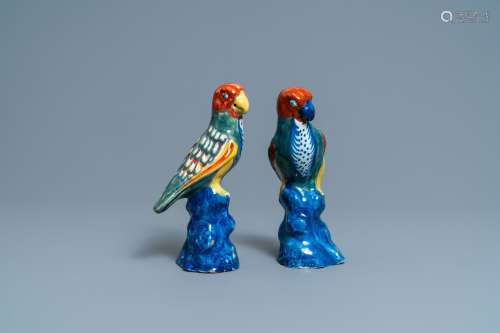 Une paire de modèles de perroquets en faïence de Delft polyc...