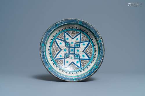 Un plat en céramique persane polychrome à décor géométrique,...