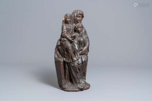 Un groupe figurant Sainte Anne Trinitaire en chêne sculpté, ...