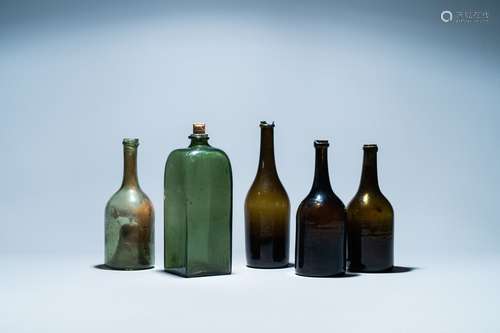 Cinq bouteilles en verre vert, 17/18ème