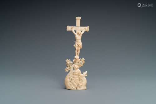 Un crucifix avec Christ et Marie Madeleine en ivoire sculpté...