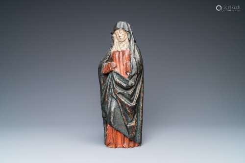 Une statue de la Vierge de Calvaire en chêne sculpté et poly...