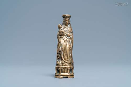 Un ornement de lustre en bronze en forme d'une Vierge à l'en...