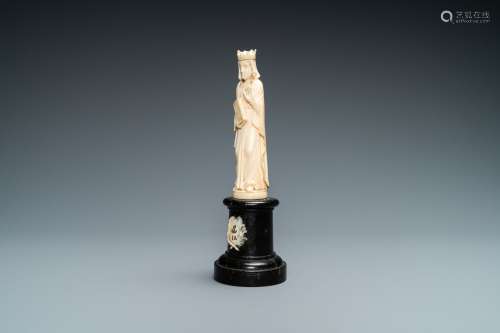 Une statue d'une sainte tenant un livre en ivoire, 19ème