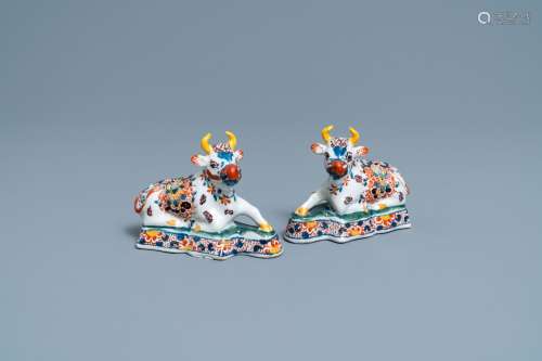 Une paire de modèles de vaches en faïence de Delft polychrom...