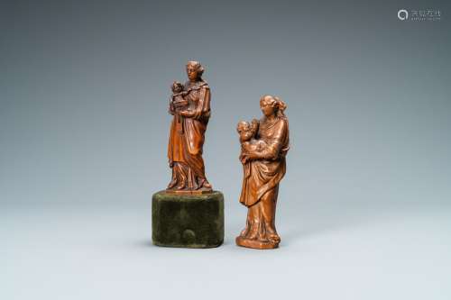 Deux statues de Vierges à l'enfant en buis sculpté, Flandres...
