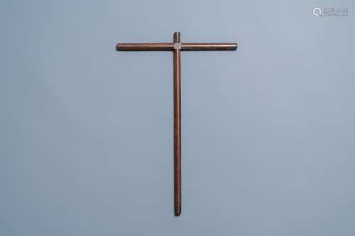 Une croix de pèlerin avec incrustations et inscription en la...