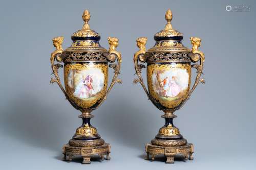 Une paire de grands vases en porcelaine dans le style de Sèv...