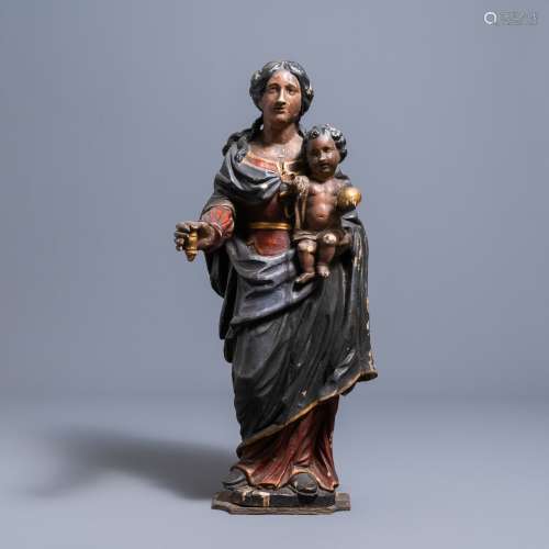 Une grande statue d'une Vierge à l’enfant en chêne sculpté e...
