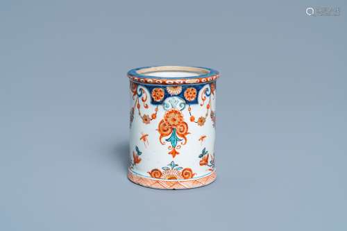 Un pot à confiture en faïence de Delft polychrome et dorée, ...