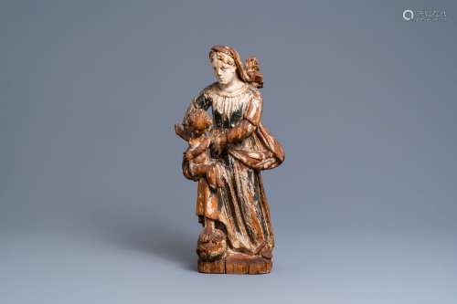 Une statue d'une Vierge à l’enfant en bois sculpté et polych...