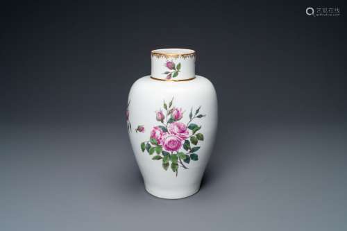 Un vase à décor de roses roses, porcelaine de Meissen, marqu...