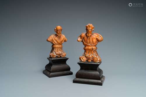 Une paire de bustes de saints en buis sculpté sur socles en ...