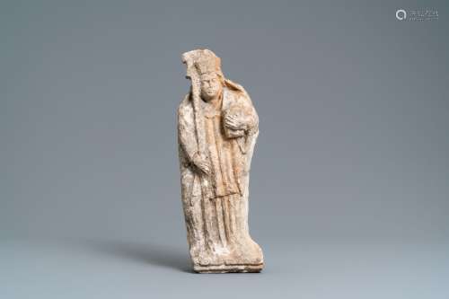 Une statue d'un Saint Evêque en pierre calcaire sculptée, fi...