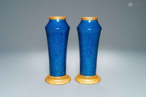 Une paire de vases en porcelaine de Sèvres en bleu poudré mo...