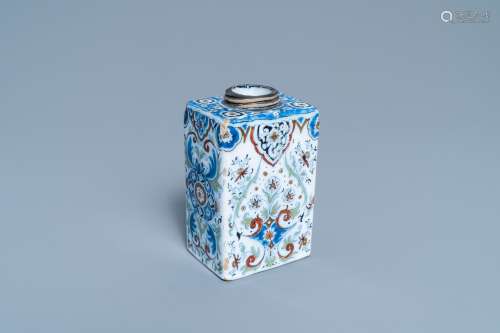 Une boîte à thé en faïence de Delft polychrome aux rehauts e...