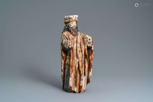 Une statue d'un roi ou prophète en pierre calcaire polychrom...