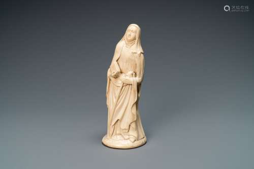 Une statue d'une sainte abesse en ivoire sculpté, probableme...