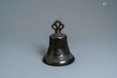 Une importante cloche en bronze à décor appliqué de saints, ...