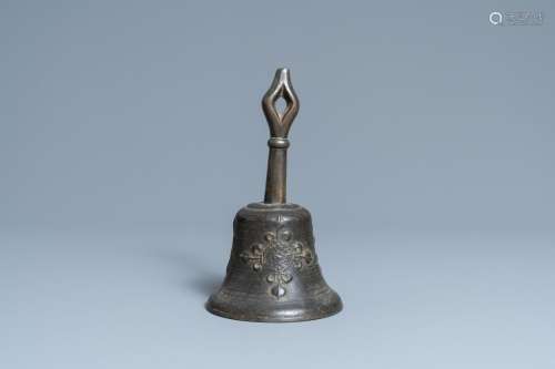 Une cloche en bronze à décor appliqué de fleurs de lys et d'...