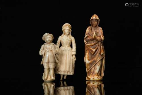 Trois statues en ivoire d'une Vierge, d'une poissonnière et ...