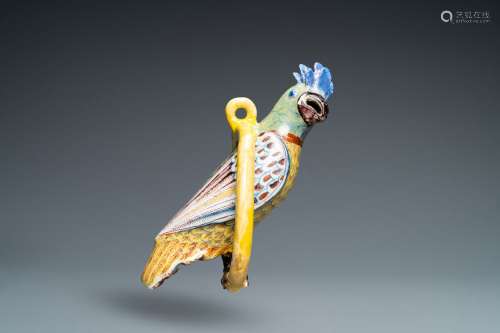 Un modèle d'un perroquet en faïence polychrome de Delft, 18è...