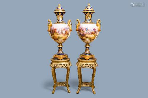 Une paire de très grands vases en porcelaine dans le style d...