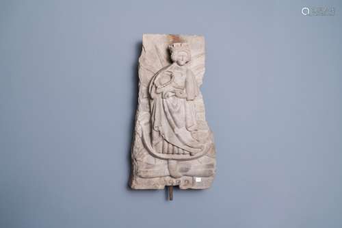 Un relief en grès gris sculpté figurant une Vierge à l'enfan...