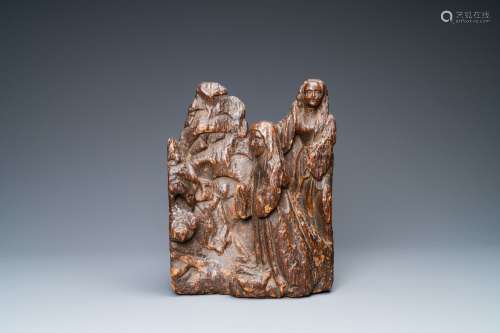 Un groupe en chêne sculpté représentant deux femmes sur fond...