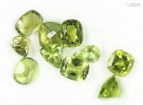 10 loose peridots total approx. 21.05 ct