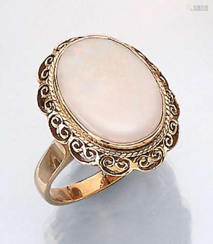 14 kt gold ring with opal