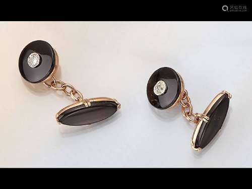 Pair of 18 kt gold cufflinks with diamonds and onyx