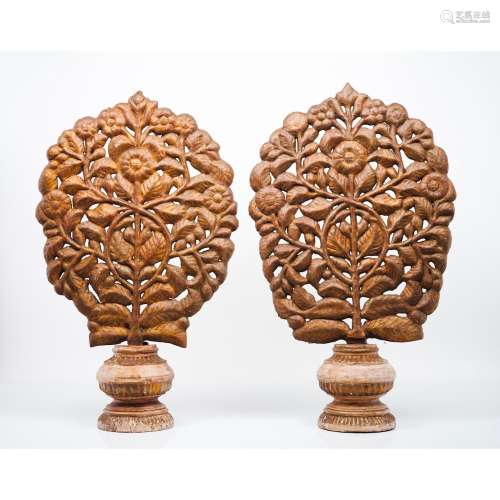 A pair of palm shaped elements