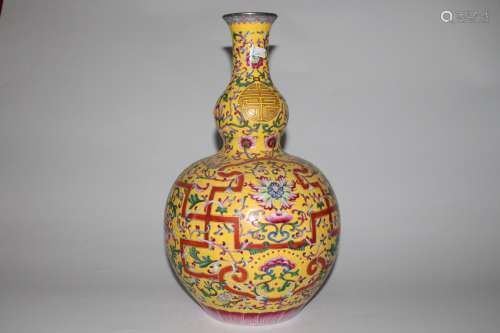 黄地花卉石榴寿字纹葫芦瓶