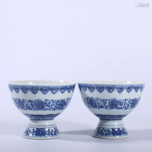 A pair of blue and white high foot bowls in Qianlong of Qing...