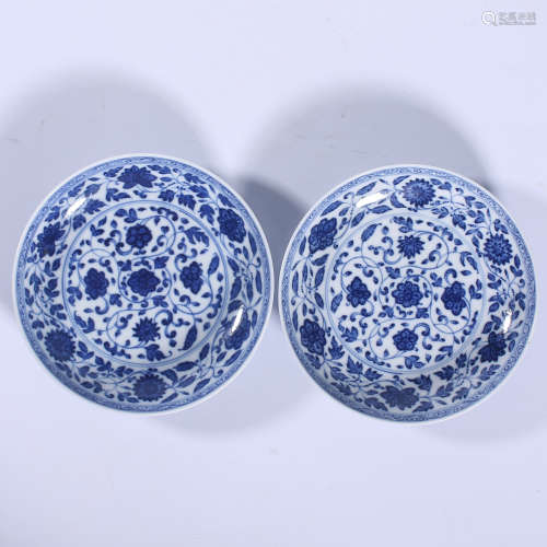 A pair of blue and white plates in Qianlong of Qing Dynasty
