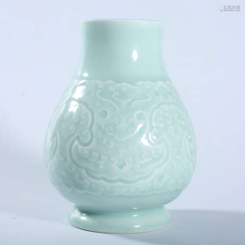 Qing Dynasty Qianlong blue glazed bottle