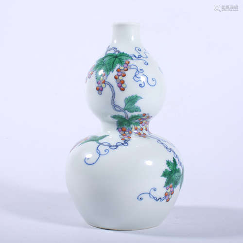 Qing Dynasty Yongzheng doucai gourd bottle