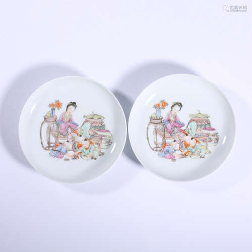 A pair of pastel character story plates in the Qing Dynasty