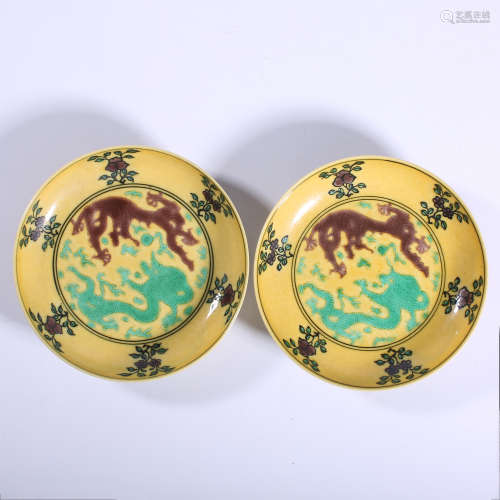 A pair of plain tricolor plates in Qianlong of Qing Dynasty