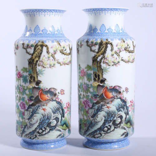 A pair of pink flower and bird bottles in Qing Dynasty