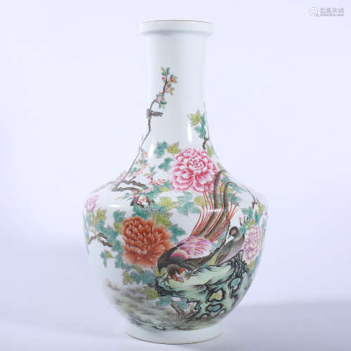 Qing Dynasty Yongzheng pastel bottle
