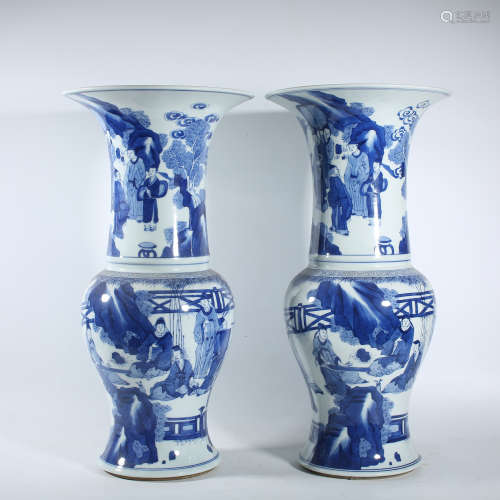 A pair of blue and white bottles in Kangxi of Qing Dynasty