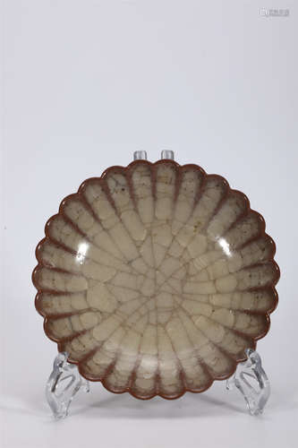 Guan Ware Petals Dish